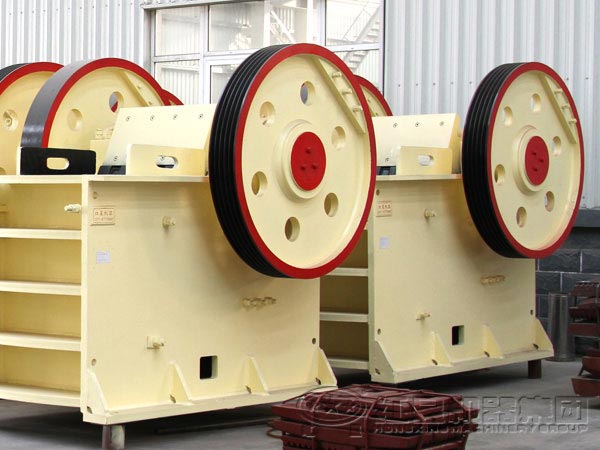 采石場破碎石頭要用到哪些設(shè)備？