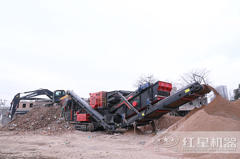 小型磚石建筑垃圾破碎機工作現(xiàn)場實拍圖