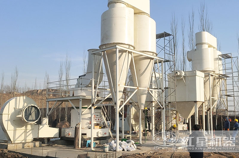 河南客戶(hù)雷蒙磨粉機(jī)工作現(xiàn)場(chǎng)