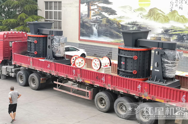 兩臺(tái)復(fù)合式制沙機(jī)裝車(chē)發(fā)貨