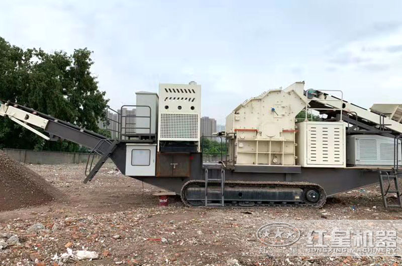 履帶式制砂機(jī)一體式工作現(xiàn)場 履帶式制砂機(jī)一體式工作現(xiàn)場