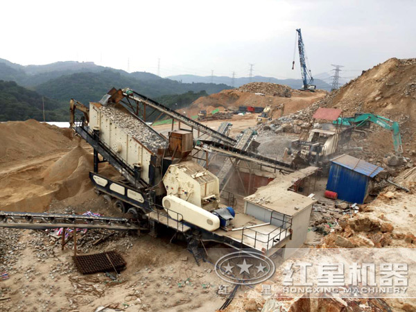 流動(dòng)碎石機(jī)作業(yè)現(xiàn)場