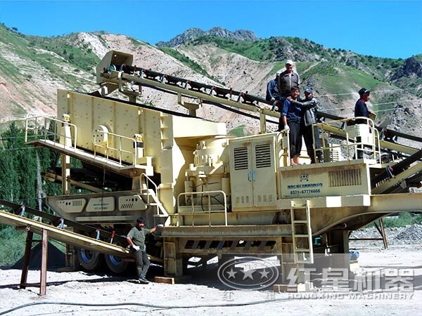 流動(dòng)汽車載式碾石機(jī)工作現(xiàn)場