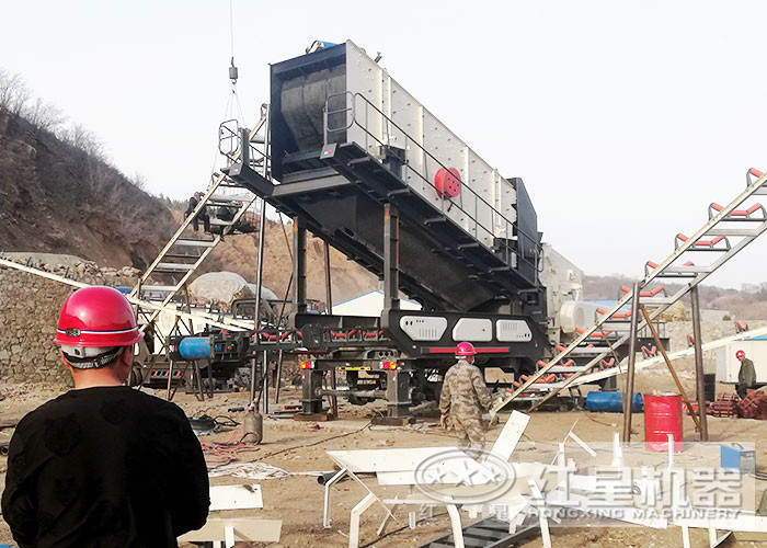 再硬的石頭，在這臺流動碎石機下也變成了規(guī)整的石子