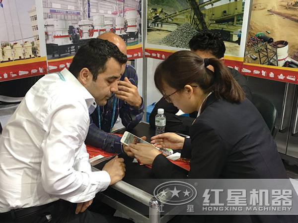 產(chǎn)品經(jīng)理正在為預約來廠客戶做詳細講解