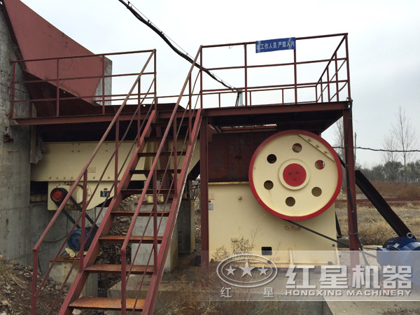 顎破碎石機作業(yè)現場實拍