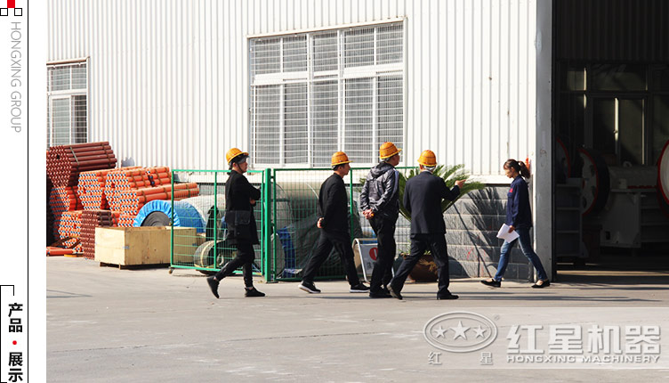 客戶來廠參觀對(duì)輥機(jī)