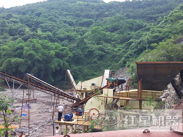 錘式打砂機作業(yè)現(xiàn)場