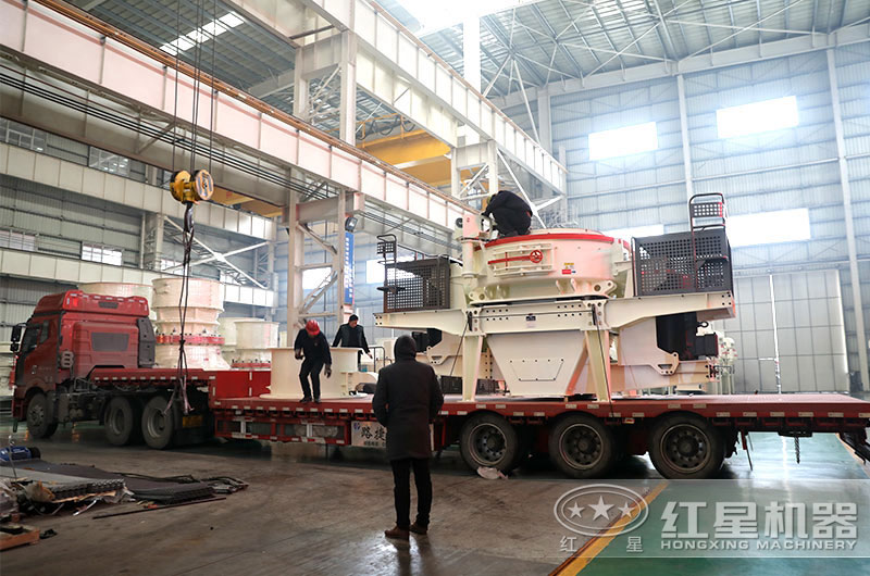 時產(chǎn)200噸立式制砂機(jī)裝車以待發(fā)貨