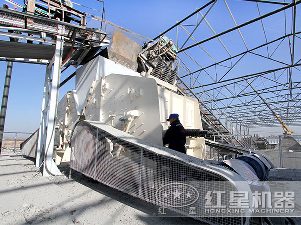 紅星技術(shù)經(jīng)理為用戶進(jìn)行現(xiàn)場(chǎng)指導(dǎo)