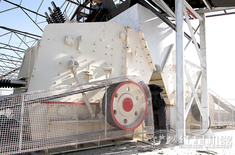 大型歐版反擊破碎機(jī)安裝現(xiàn)場