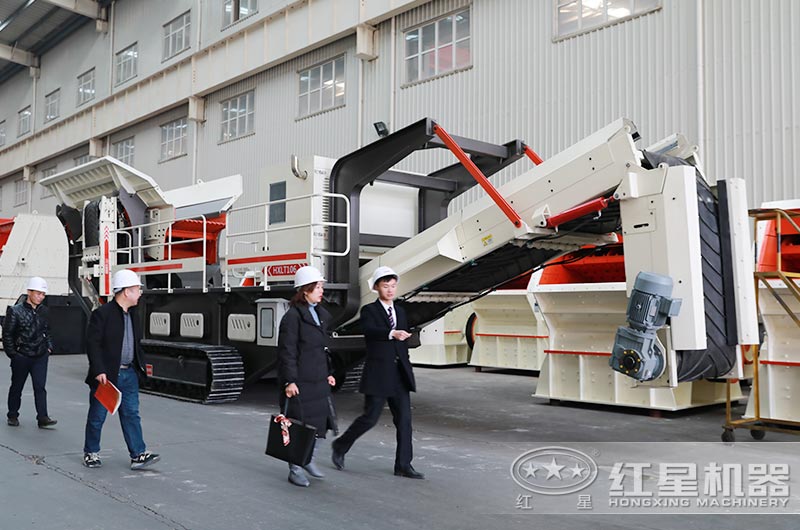 山東用戶來廠參觀履帶式移動破碎石子機(jī)