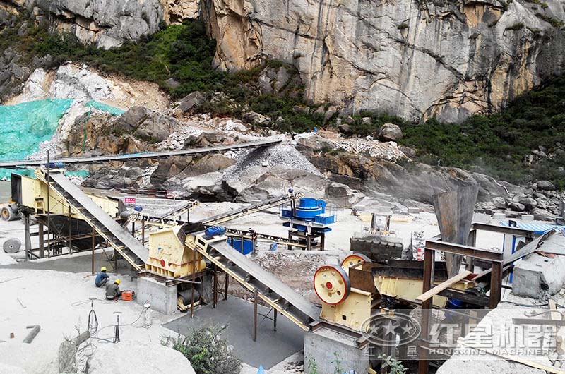 山東一客戶石頭碎沙加工現(xiàn)場