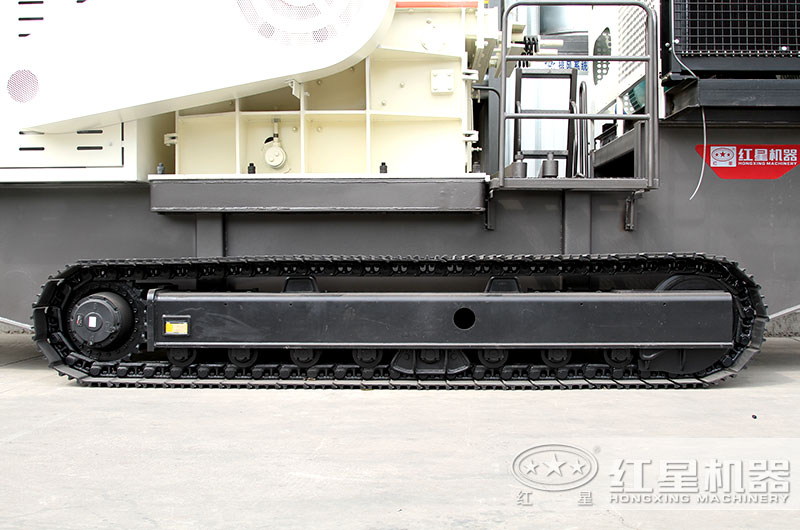 履帶加持下，即使是崎嶇不平的山路，設(shè)備也如履平底