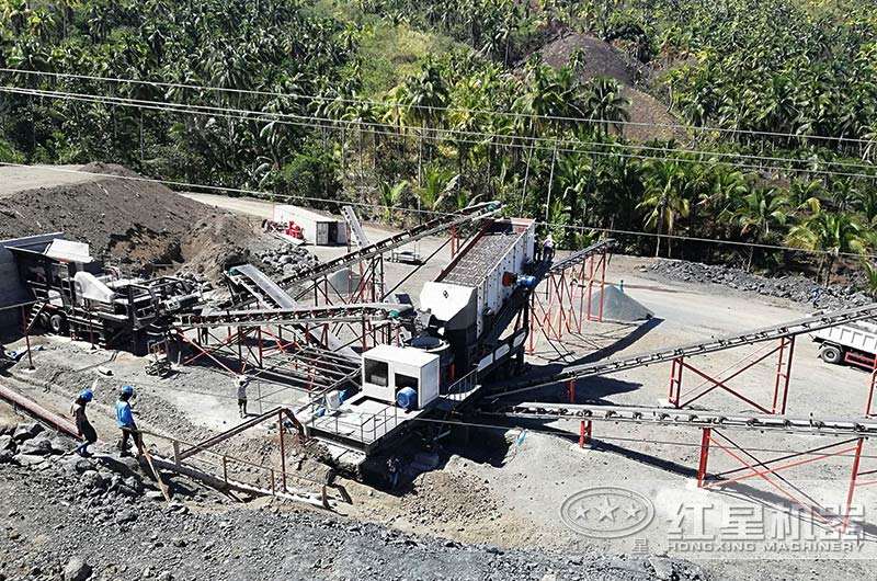 作為頭破設(shè)備的流動式鄂破碎機與流動圓錐破碎機搭配作業(yè)現(xiàn)場