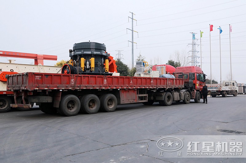 圓錐碎石機(jī)裝車發(fā)貨現(xiàn)場(chǎng)