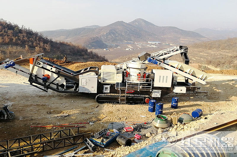 履帶移動式石子破碎機怎么樣？紅星帶您走進山東煙臺碎石現(xiàn)場親身體驗