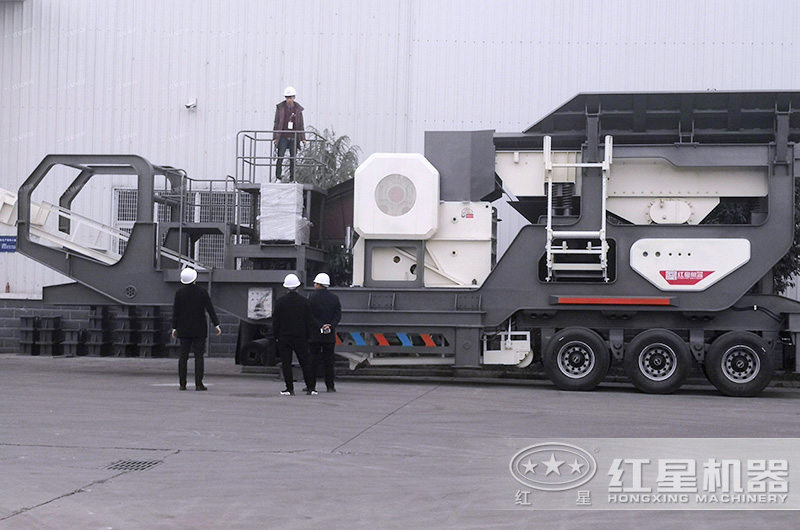 客戶來廠參觀移動顎破機(jī)