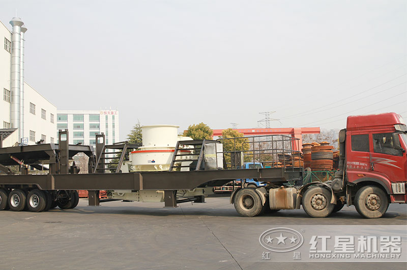 移動(dòng)制砂機(jī)掛上車頭就可以開往制砂現(xiàn)場(chǎng)了