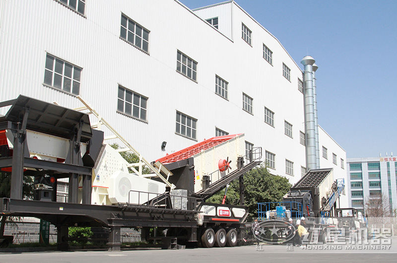 江西九江用戶來(lái)廠考察能移動(dòng)的小型碎石機(jī)