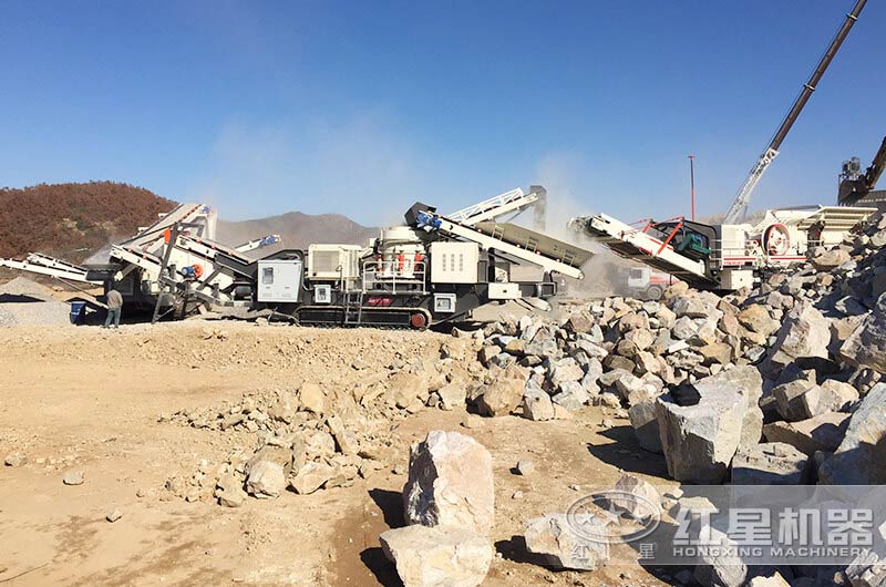 巨石移動履帶顎式破碎機(jī)和圓錐破碎機(jī)搭配作業(yè)現(xiàn)場