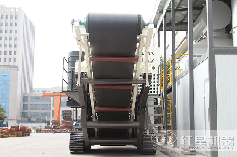 移動(dòng)石子破碎站已經(jīng)開(kāi)去躲雨了，您的砂石設(shè)備還泡在水里嗎？