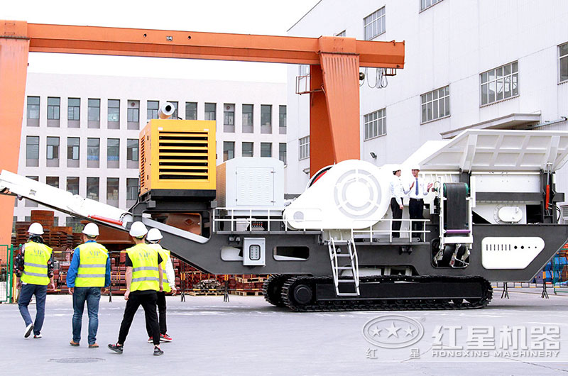 山東用戶來(lái)廠參觀轉(zhuǎn)場(chǎng)方便的移動(dòng)破碎站