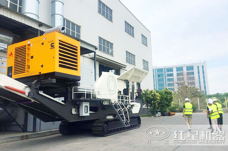 用戶(hù)來(lái)直銷(xiāo)型廠家紅星機(jī)器考察流動(dòng)煤炭粉碎機(jī)設(shè)備