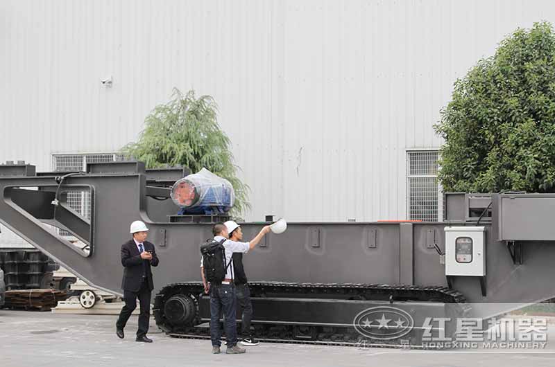 河南紅星技術(shù)經(jīng)理在為來(lái)廠用戶介紹全自動(dòng)破碎一體打砂機(jī)的船型結(jié)構(gòu)