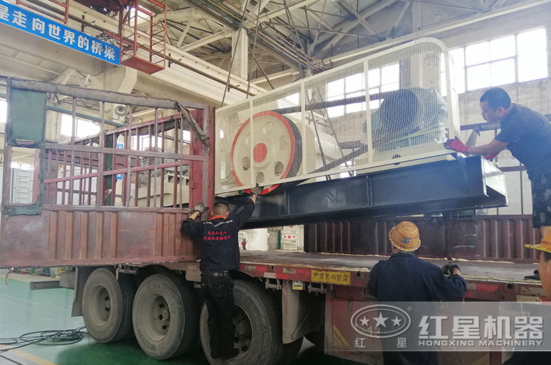 對輥破碎機(jī)裝車發(fā)貨
