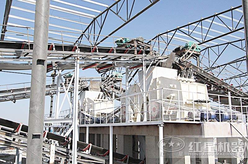 反擊式破碎機(jī)工作現(xiàn)場