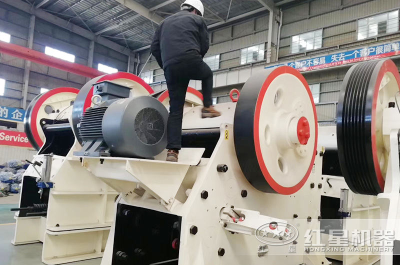 用戶來(lái)廠考察大產(chǎn)量顎式石頭破碎機(jī)