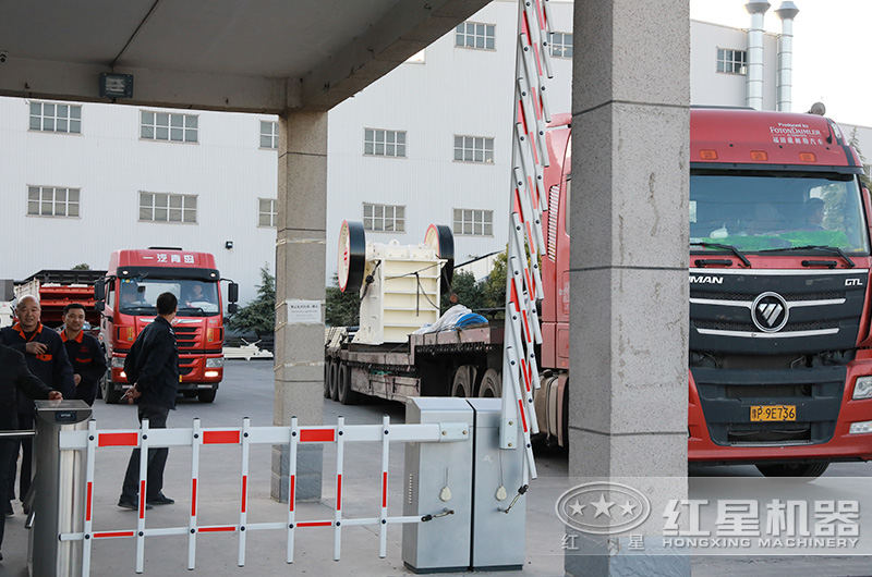 時產(chǎn)30-300噸的石料、石塊碎石機一套多少錢？