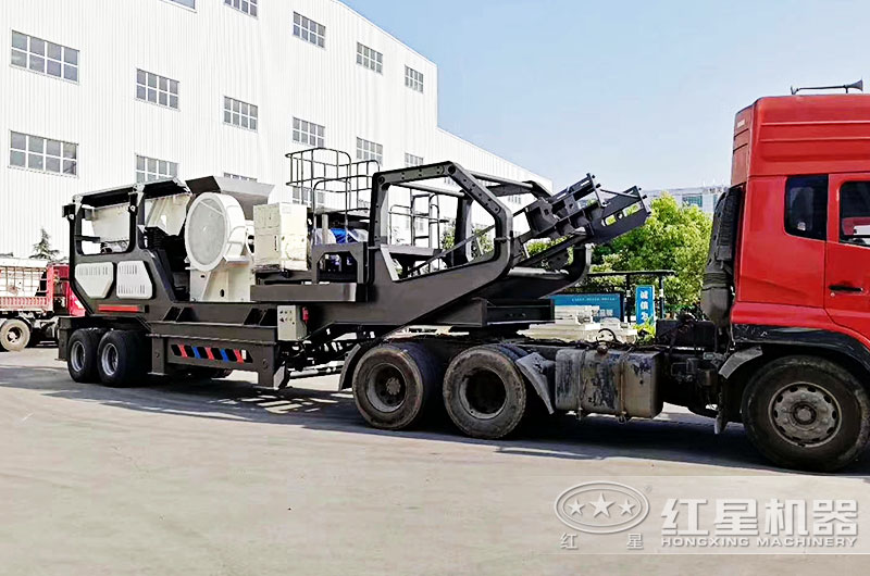 時產(chǎn)400噸移動青石打石機(jī)運(yùn)往破碎場地