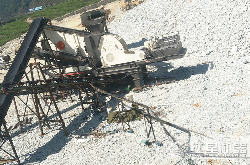 一次成型的移動(dòng)錘式破碎機(jī)生產(chǎn)石灰石石子現(xiàn)場