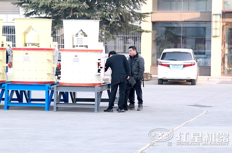 河北保定用戶(hù)來(lái)廠考察選購(gòu)復(fù)合立式破碎機(jī)