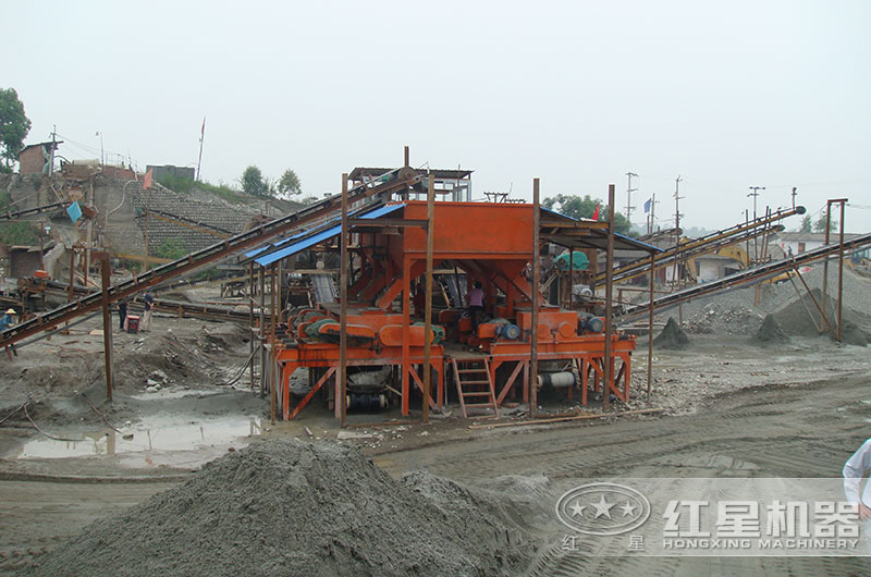 輥式破碎機作業(yè)現(xiàn)場