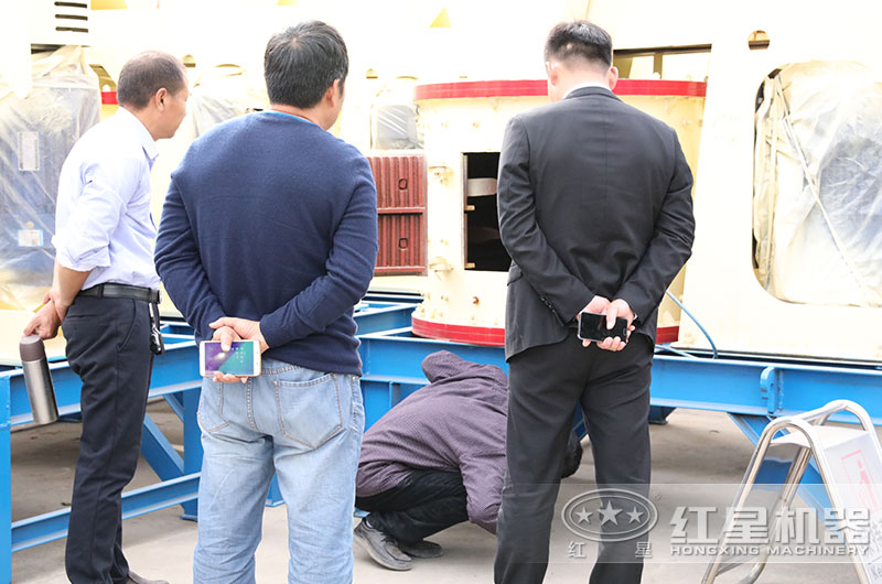 客戶(hù)來(lái)廠(chǎng)考察立軸復(fù)合破制砂機(jī)