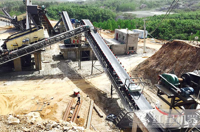 移動(dòng)碎石機(jī)和固定碎石機(jī)哪個(gè)好？話不多說，上現(xiàn)場(chǎng)圖