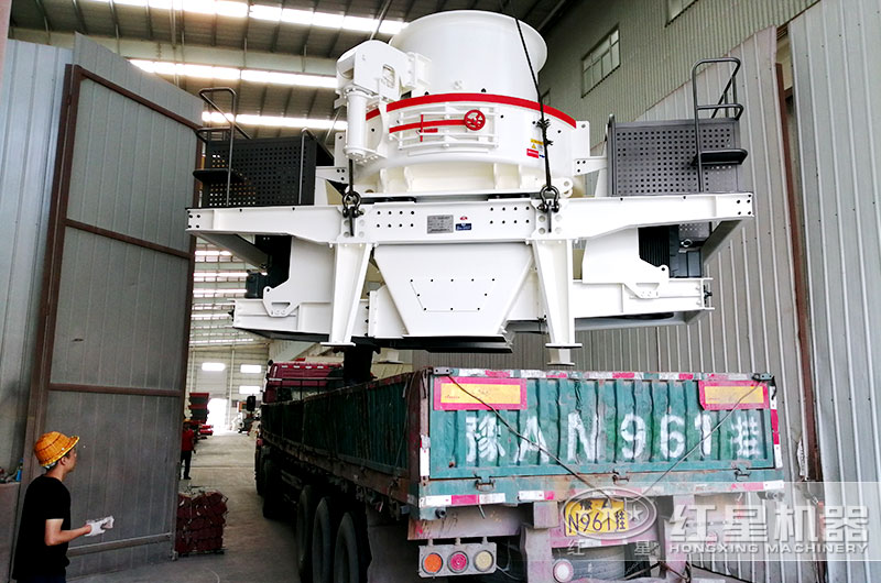 石子整形機裝車固定，即將發(fā)往陜西西安