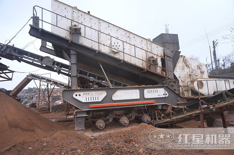 小型移動式建筑垃圾粉碎機作業(yè)現(xiàn)場