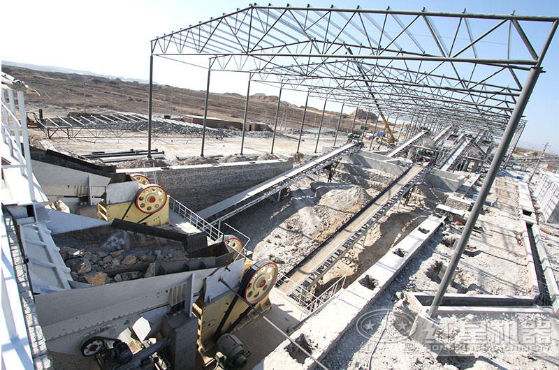 大型破碎機作業(yè)客戶現(xiàn)場