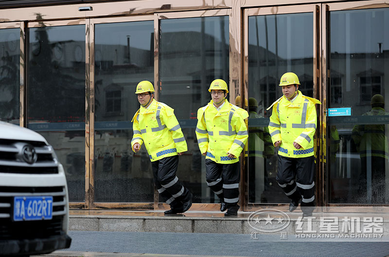紅星機(jī)器售后人員，為您隨時(shí)待命