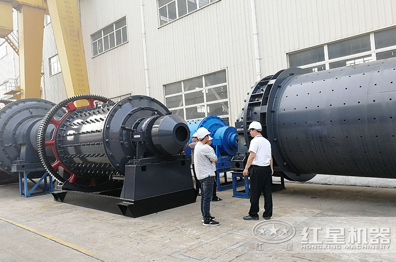 客戶來(lái)廠考察球磨機(jī)