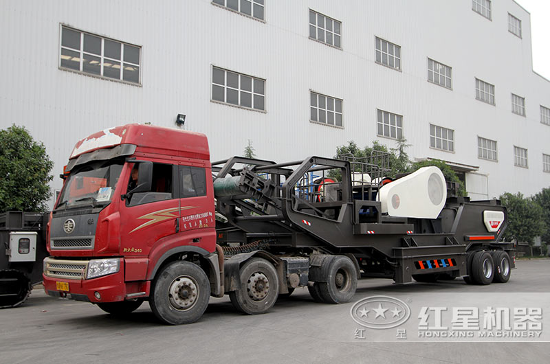 客戶移動(dòng)顎式破碎機(jī)發(fā)貨現(xiàn)場(chǎng)