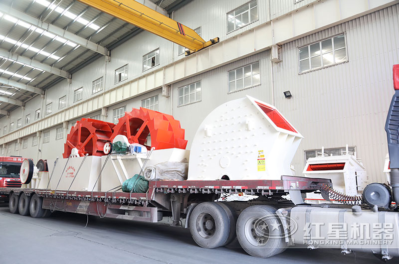 客戶訂購(gòu)的錘式破碎機(jī)裝車現(xiàn)場(chǎng)