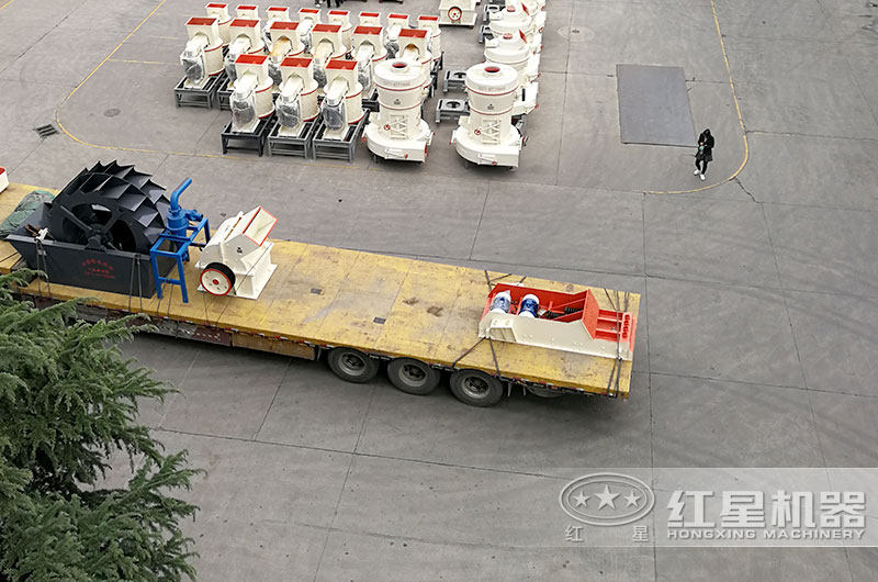 客戶訂購的小型錘式破碎機準備發(fā)貨現(xiàn)場